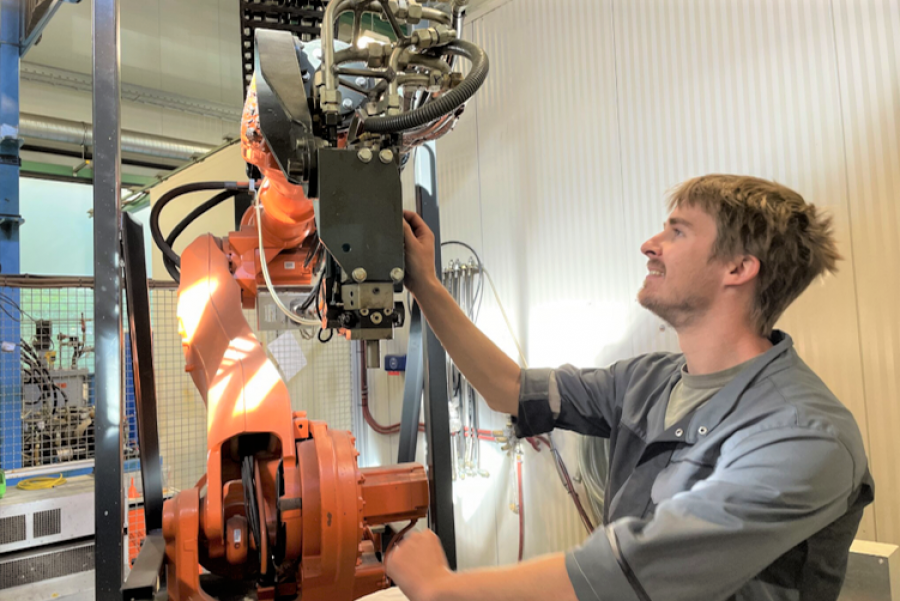 Future-proof apprenticeship - Apprentices build robots in idyllic Forstau